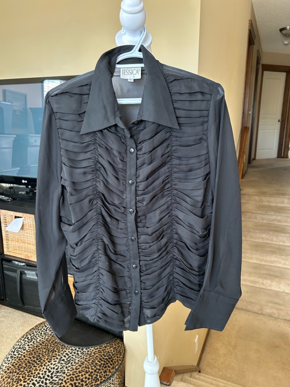 VTG Jessica 90’s
Black Semi Sheer Ruched Button-Up Blouse
